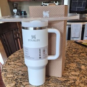 White Stanley Flowstate Tumbler 40oz